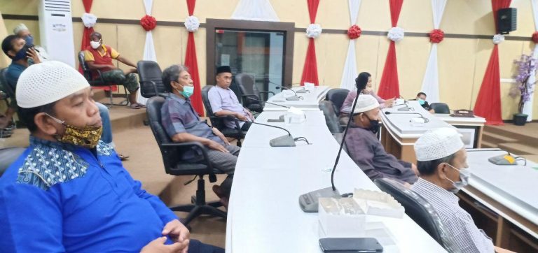 FPU bersama Jamaah Arrahma Cappa Ujung Mengaduh Ke DPRD Parepare terkait perbuatan oknum camat Ujung