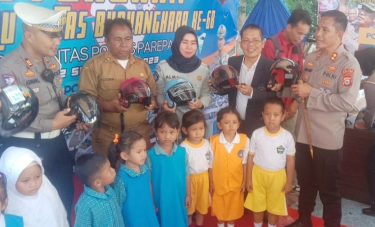 Polres Parepare Bagikan 150 Helm Untuk Anak Usia Dini