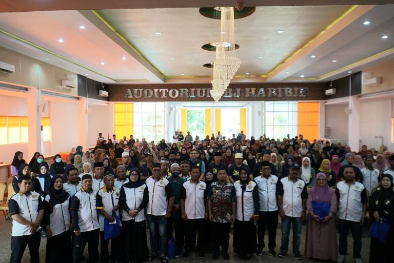 Disaksikan Wali Kota Parepare Tasming Hamid, IKKB Sibolata Salurkan 350 Paket Sembako untuk Anggota yang Membutuhkan