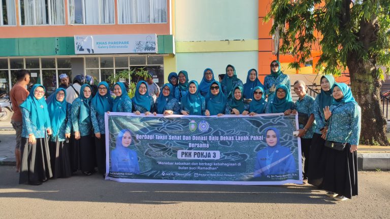 Peduli Sesama, Tim Penggerak PKK Parepare Berbagi Takjil dan Pakaian Layak Pakai