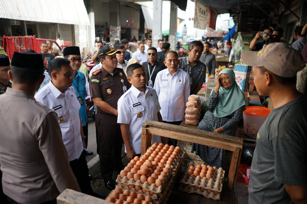 Tasming Hamid Sidak Pasar dan Distributor, Pastikan Stok dan Harga Bahan Pokok Aman Selama Ramadan
