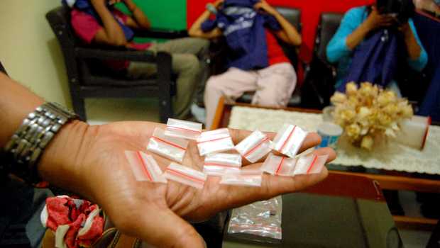 Aparat kepolisian jajaran Polda Aceh memperlihatkan 12 paket sabu bersama tiga tersangka di ruang Satuan Narkoba Polsek Banda Sakti Lhokseumawe, Provinsi Aceh. Rabu (21/12).