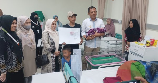 Dua Bayi Lahir di RSUD Andi Makkasau Bertepatan HUT Parepare, Pj Wali Kota Serahkan Bingkisan dan Akte Kelahiran