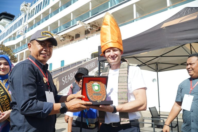 Kota Parepare Kedatangan Kapal Pesiar MV Seabourn Odyssey