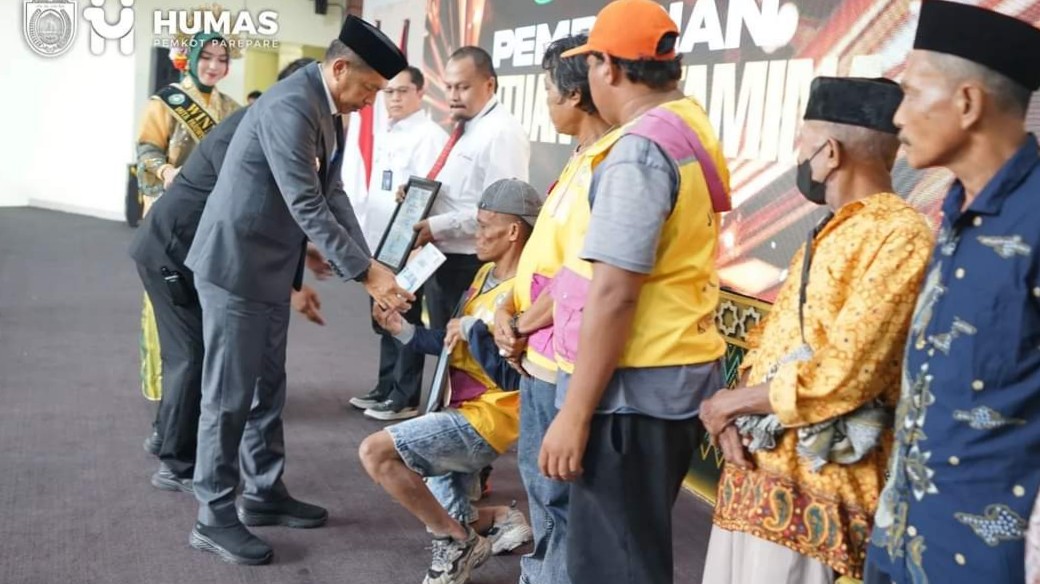 Pj Wali Kota Akbar Ali Berikan Santunan dan Penghargaan Kepada Jukir Teladan di Parepare