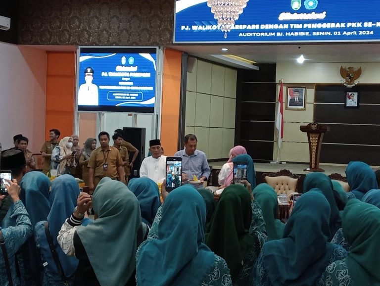 PKK Bersama Jajaran Pejabat Pemkot Parepare Beri Kejutan Ulang Tahun Pj Wali Kota Akbar Ali