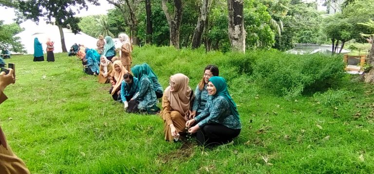 PKK Parepare Kompak Menanam Pohon di Lapangan Upacara Kota