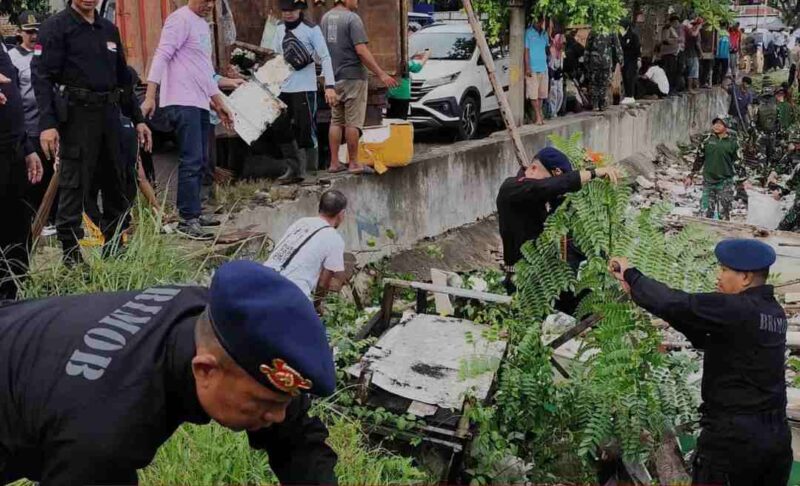 Pemkot Parepare Berkolaborasi TNI dan Polri Bersihkan Sampah di Pantai Cempae