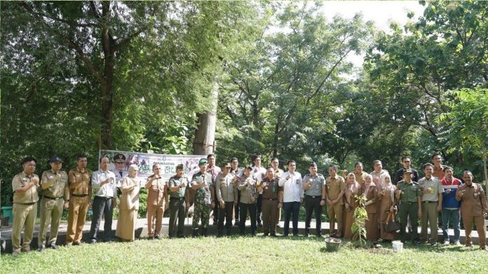 Sekda Parepare Pimpin Aksi Penanaman Pohon Dimomen Peringatan Hari Bumi